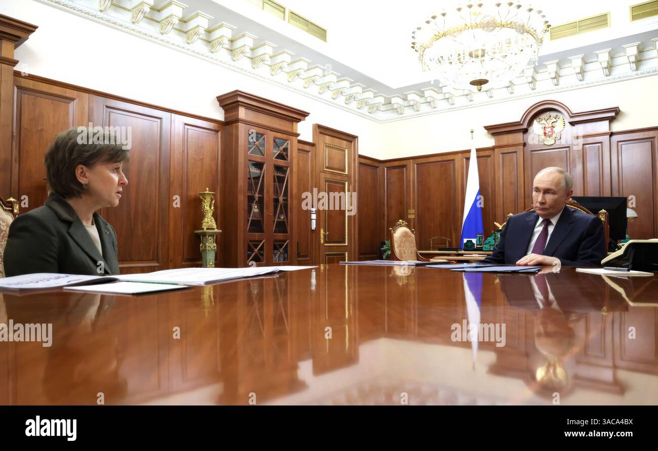 Moscou, Russie. 03rd Apr, 2025. Le président russe Vladimir Poutine, à droite, écoute Veronika Nikishina, directrice générale du Centre russe d'exportation, à gauche, faire le point sur le marché d'exportation lors d'une réunion en face à face au Kremlin, le 3 avril 2025 à Moscou, en Russie. Crédit : Vyacheslav Prokofyev/Kremlin Pool/Alamy Live News Banque D'Images