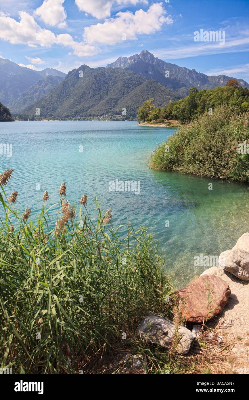 Le lac Lago di Ledro dans la région du Trentin, Italie - Alpes européennes Banque D'Images