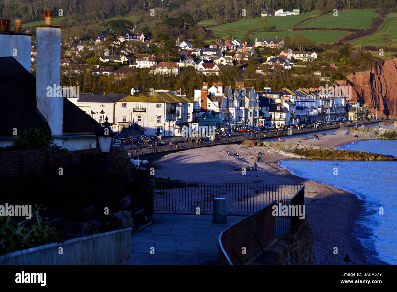 Une journée de soleil glorieux prend fin dans la charmante ville de Sidmouth dans le Devon. Les ombres attirent sur la ville mais les eaux profitent encore du soleil. Banque D'Images