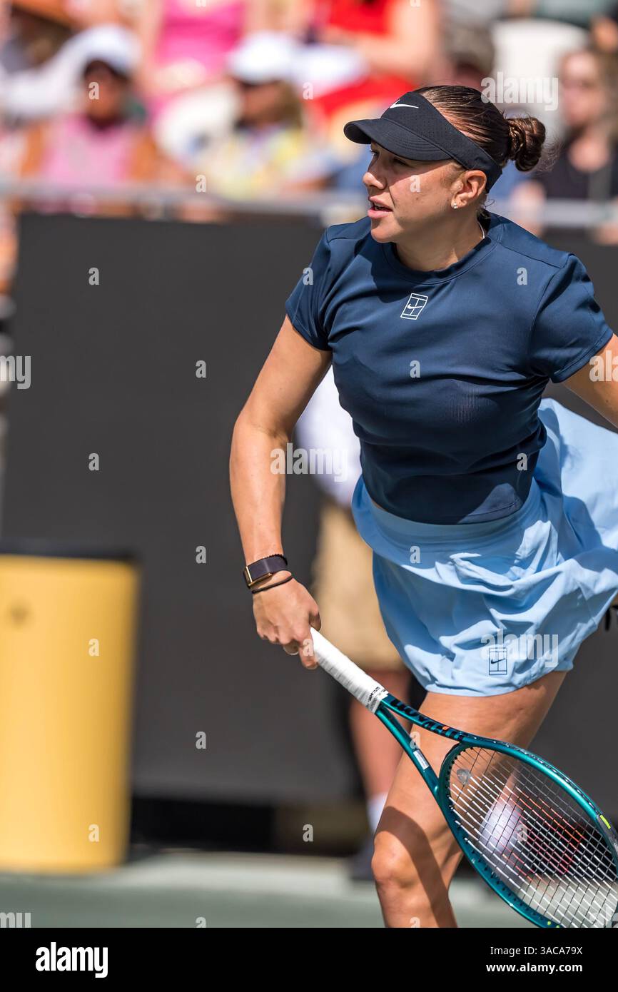 Daniel Island, Caroline du Sud, États-Unis. 3 avril 2025. AMANDA ANISIMOVA (USA) sert à Yulia Putintseva (KAZ) dans leur match de 3ème tour au Credit One Charleston Open à Daniel Island, SC. Anisimova avance après avoir gagné le match 6-4, 6-4. (Crédit image : © Walter G. Arce Sr./ASP via ZUMA Press Wire) USAGE ÉDITORIAL SEULEMENT ! Non destiné à UN USAGE commercial ! Banque D'Images