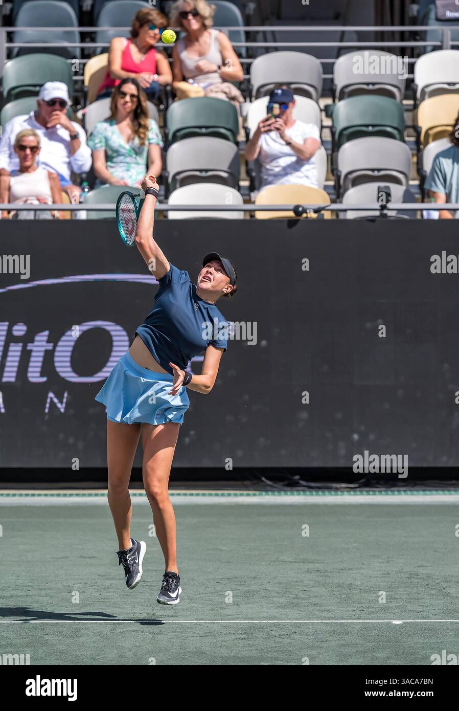 Daniel Island, Caroline du Sud, États-Unis. 3 avril 2025. AMANDA ANISIMOVA (USA) sert à Yulia Putintseva (KAZ) dans leur match de 3ème tour au Credit One Charleston Open à Daniel Island, SC. Anisimova avance après avoir gagné le match 6-4, 6-4. (Crédit image : © Walter G. Arce Sr./ASP via ZUMA Press Wire) USAGE ÉDITORIAL SEULEMENT ! Non destiné à UN USAGE commercial ! Banque D'Images