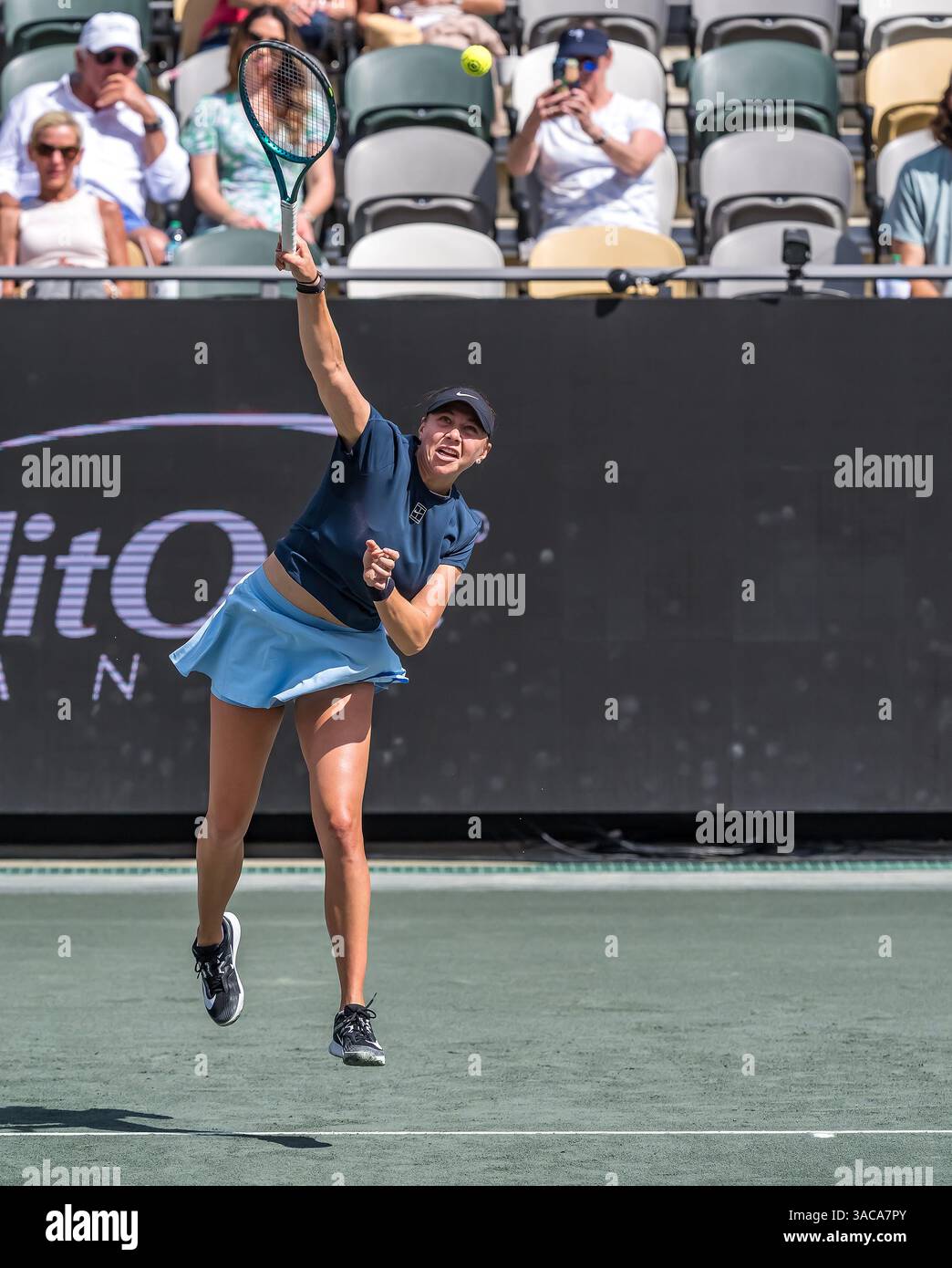 Daniel Island, Caroline du Sud, États-Unis. 3 avril 2025. AMANDA ANISIMOVA (USA) sert à Yulia Putintseva (KAZ) dans leur match de 3ème tour au Credit One Charleston Open à Daniel Island, SC. Anisimova avance après avoir gagné le match 6-4, 6-4. (Crédit image : © Walter G. Arce Sr./ASP via ZUMA Press Wire) USAGE ÉDITORIAL SEULEMENT ! Non destiné à UN USAGE commercial ! Banque D'Images