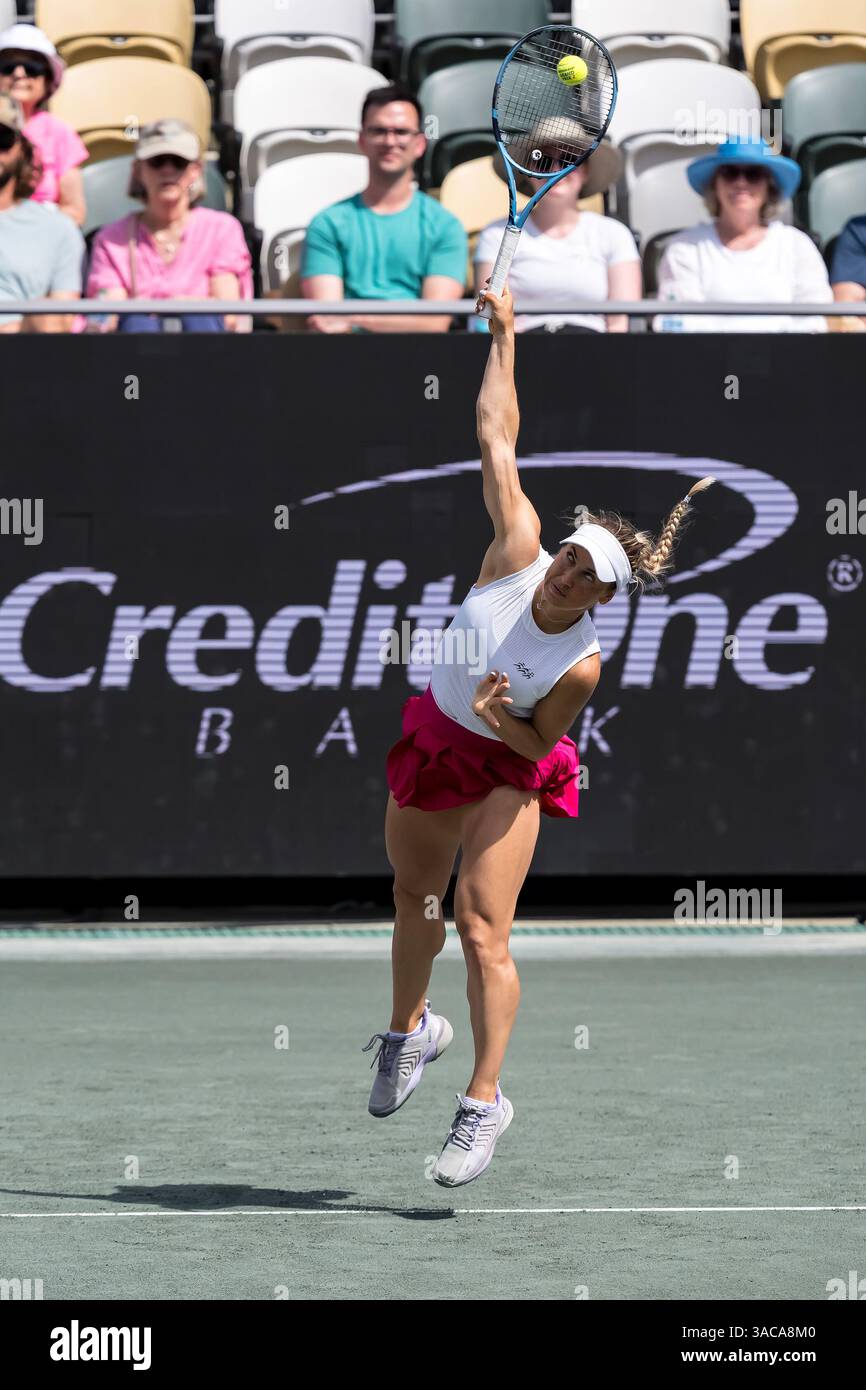 Daniel Island, Caroline du Sud, États-Unis. 3 avril 2025. YULIA PUTINTSEVA (KAZ) sert à Amanda Anisimova (USA) dans leur match de 3ème tour au Credit One Charleston Open à Daniel Island, SC. Putintseva gagne le match 6-4, 6-4 et avance aux quarts de finale. (Crédit image : © Walter G. Arce Sr./ASP via ZUMA Press Wire) USAGE ÉDITORIAL SEULEMENT ! Non destiné à UN USAGE commercial ! Banque D'Images