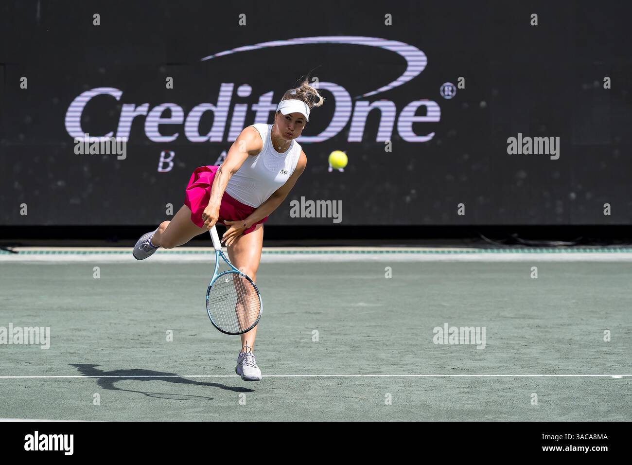 Daniel Island, Caroline du Sud, États-Unis. 3 avril 2025. YULIA PUTINTSEVA (KAZ) sert à Amanda Anisimova (USA) dans leur match de 3ème tour au Credit One Charleston Open à Daniel Island, SC. Putintseva gagne le match 6-4, 6-4 et avance aux quarts de finale. (Crédit image : © Walter G. Arce Sr./ASP via ZUMA Press Wire) USAGE ÉDITORIAL SEULEMENT ! Non destiné à UN USAGE commercial ! Banque D'Images