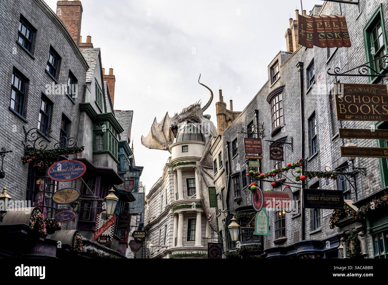 Orlando, États-Unis – 19 novembre 2024 : le Dragon à la Gringotts Bank dans Diagon Alley dans le monde sorcier de Harry Potter dans Universal Studio Orlando. Banque D'Images