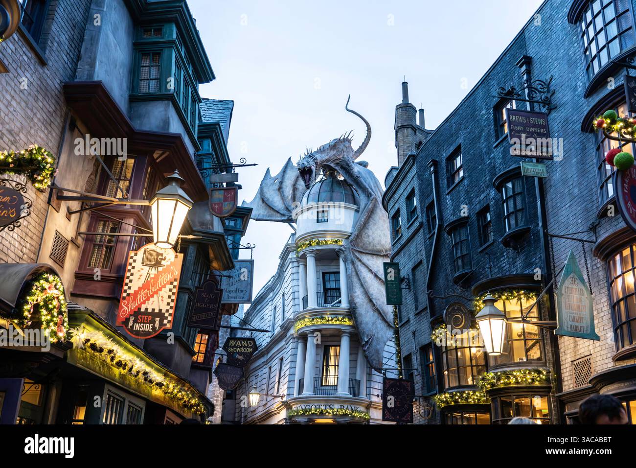 Orlando, États-Unis – 19 novembre 2024 : le Dragon à la Gringotts Bank dans Diagon Alley dans le monde sorcier de Harry Potter dans Universal Studio Orlando. Banque D'Images