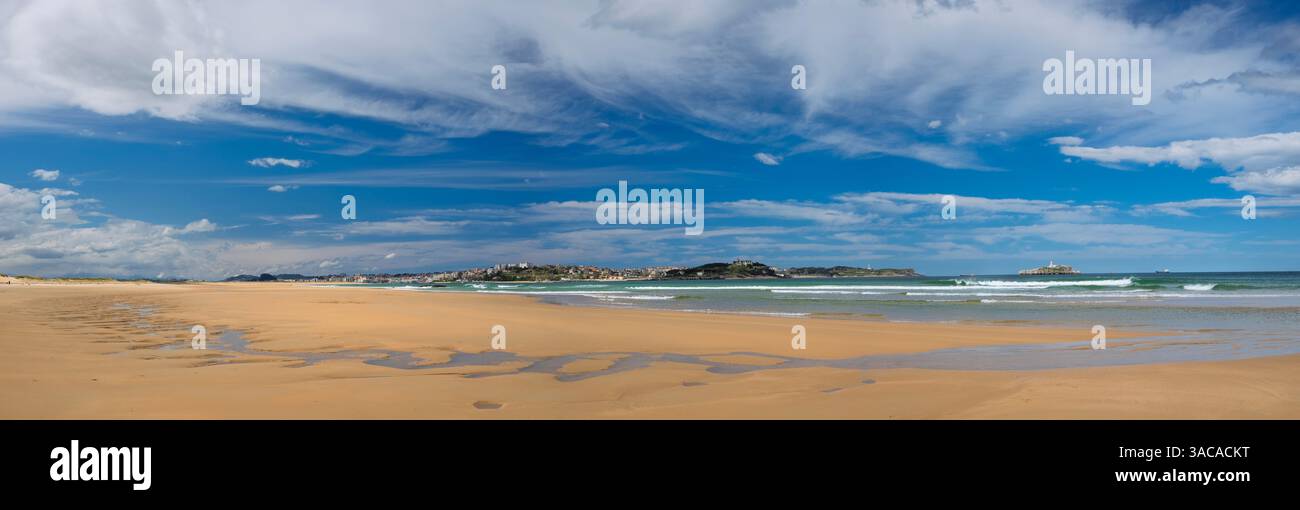 Vue sur la plage de Somo, Cantabrie, Espagne Banque D'Images