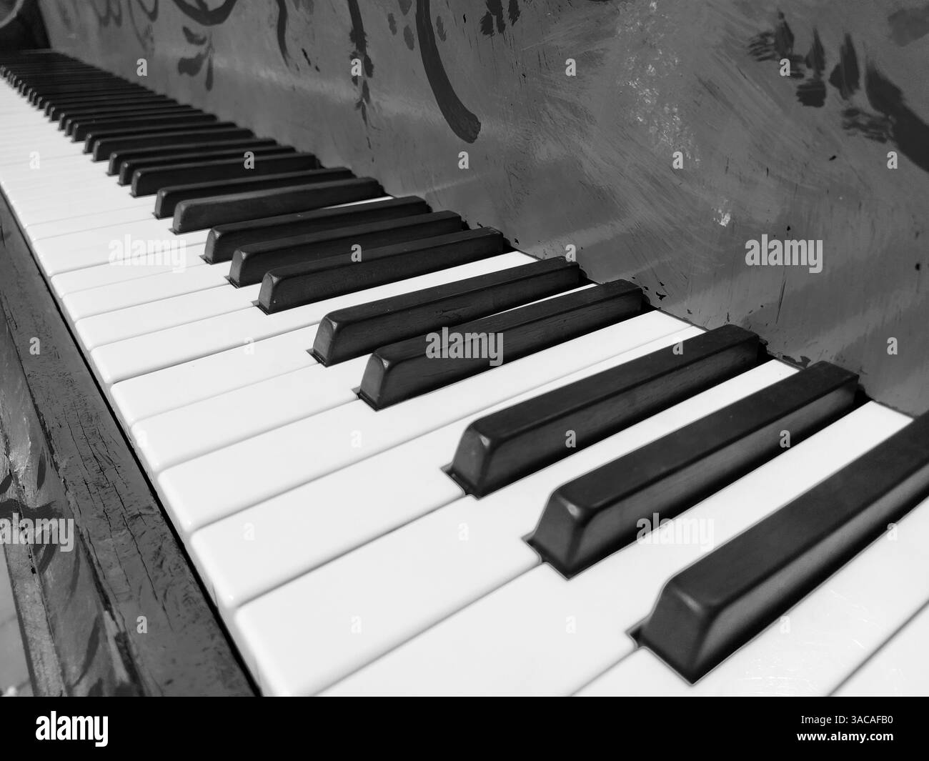 Un piano ou un piano est un instrument de musique à percussion et à clavier à cordes. Une octave est un intervalle musical dans lequel le rapport des fréquences entre les Banque D'Images