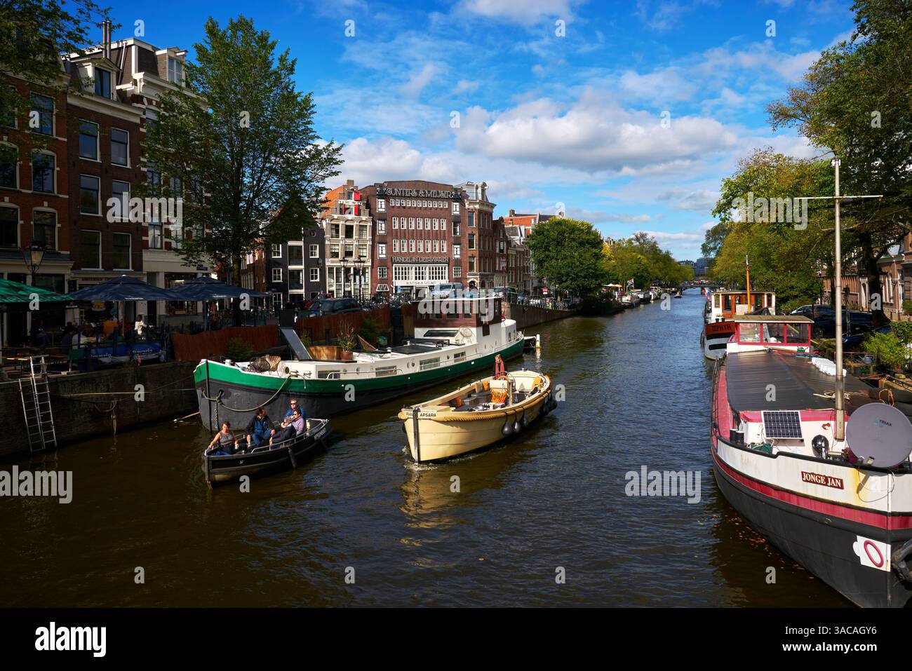 Amsterdam, pays-Bas – 16 septembre 2024 - Prinsengracht canal Boats Amsterdam pays-Bas. Bateaux sur le canal Prinsengracht. Banque D'Images