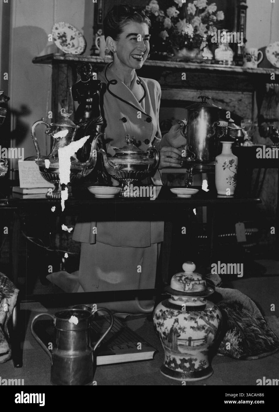 Cadeaux antiques pour la vente de trésor de la Croix-Rouge est montré par committeewoman Mrs. Walter Bunning. 3 septembre 1950. Banque D'Images