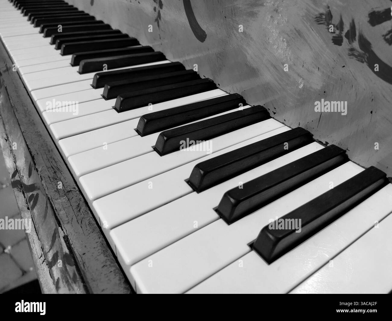 Un piano ou un piano est un instrument de musique à percussion et à clavier à cordes. Une octave est un intervalle musical dans lequel le rapport des fréquences entre les Banque D'Images