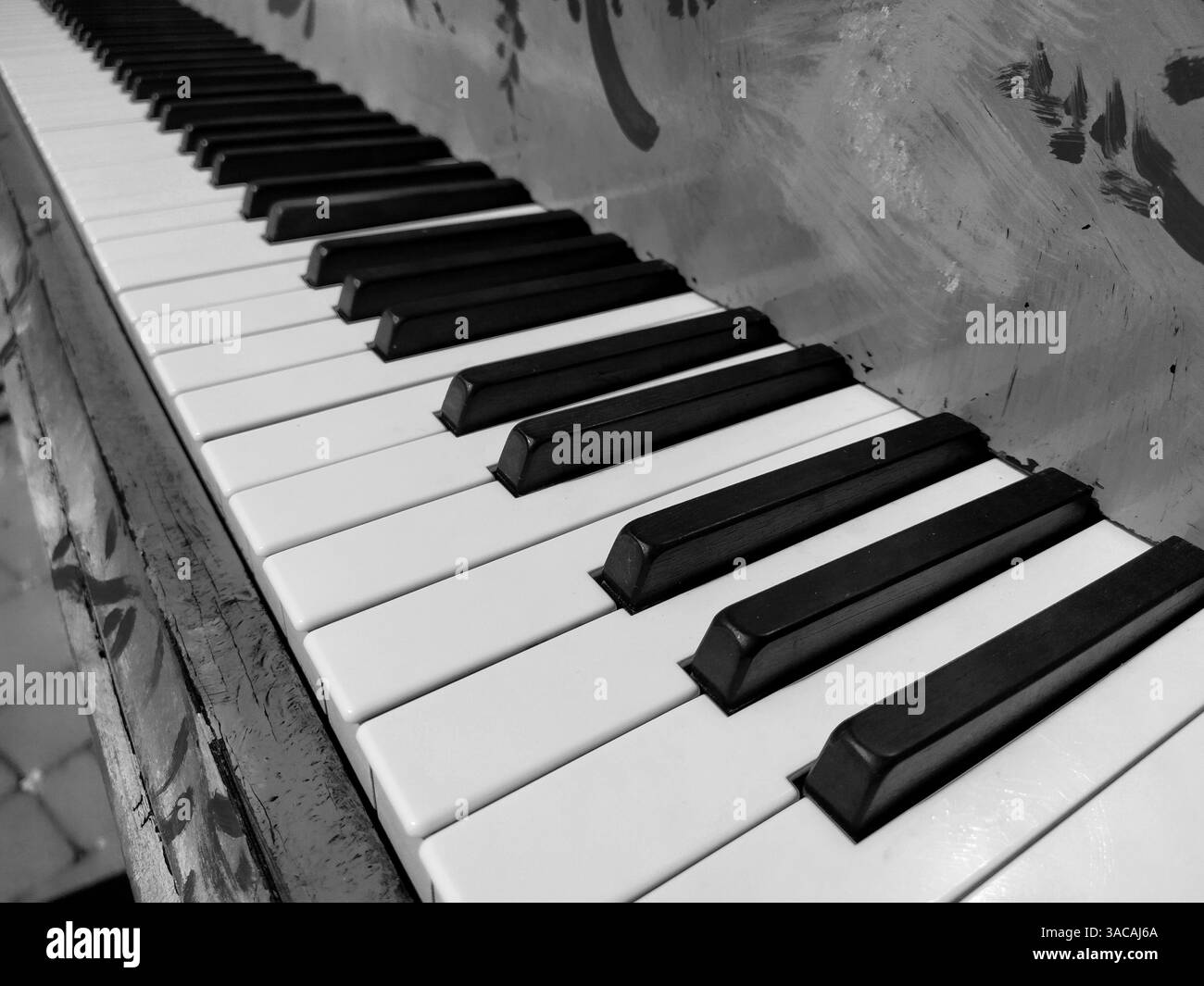 Un piano ou un piano est un instrument de musique à percussion et à clavier à cordes. Une octave est un intervalle musical dans lequel le rapport des fréquences entre les Banque D'Images