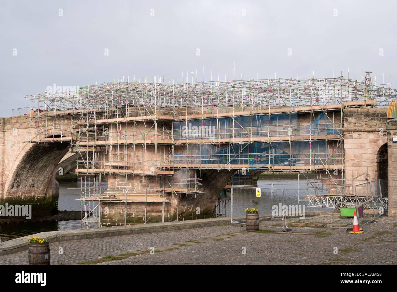 Berwick upon Tweed 26-3-2025 échafaudage érigé au-dessus du Berwick Old Bridge lors de réparations à la structure classée grade 1, Northumberland, Angleterre, Royaume-Uni Banque D'Images