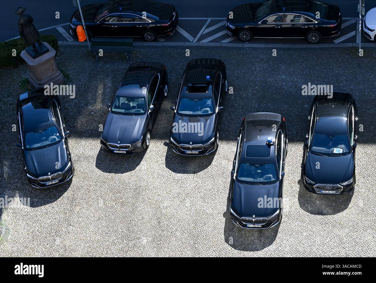 Berlin, Allemagne. 03rd Apr, 2025. Des limousines officielles de différents états fédéraux sont stationnées devant la représentation de l'État libre de Thuringe lors de la conférence des chefs de gouvernement est-allemands. Crédit : Jens Kalaene/dpa/Alamy Live News Banque D'Images