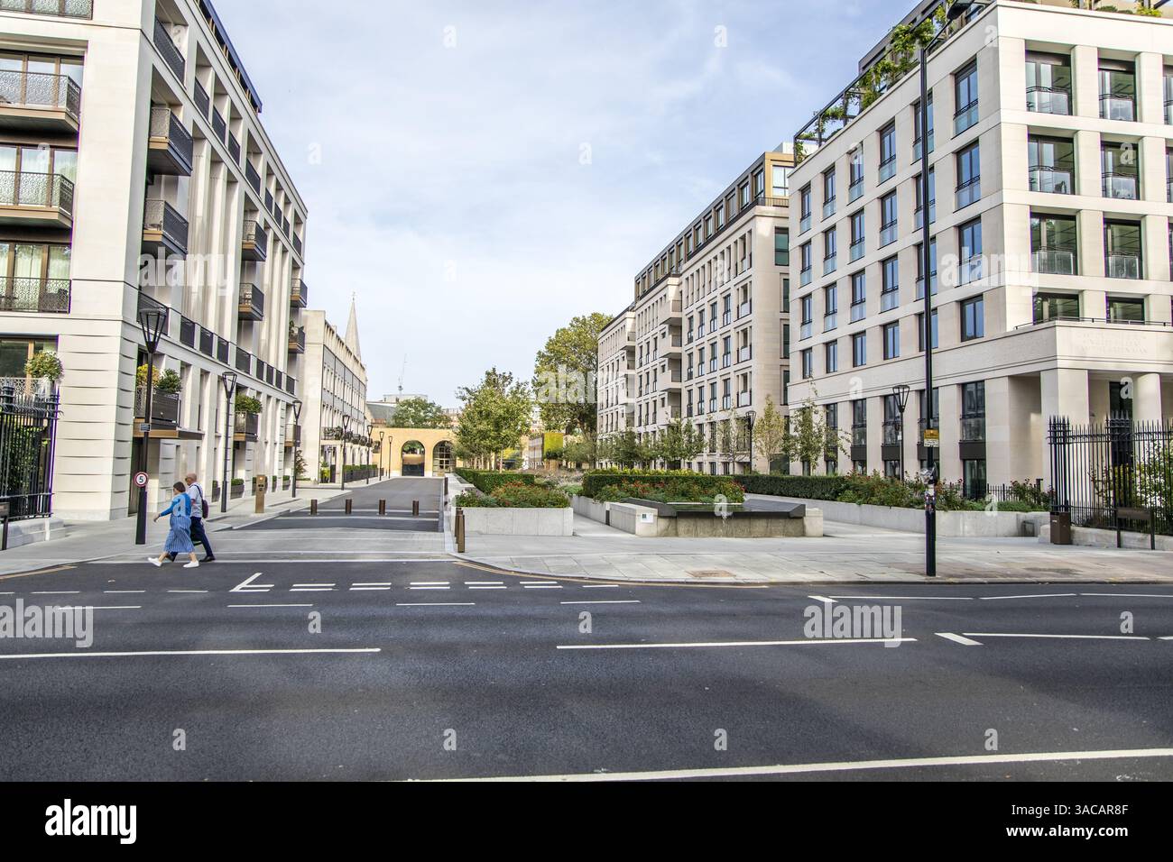 Londres, Royaume-Uni - 14 septembre 2023 : Whistler Square, un nouveau lotissement de Chelsea Barracks sur Chelsea Bridge Road, Londres. Banque D'Images