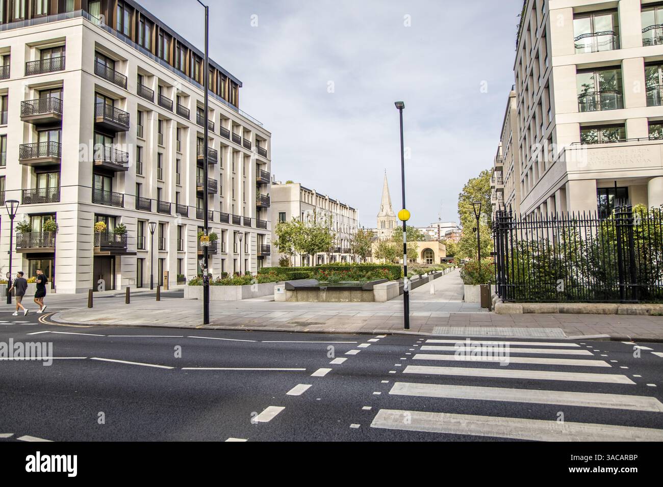 Londres, Royaume-Uni - 14 septembre 2023 : Whistler Square, un nouveau lotissement de Chelsea Barracks sur Chelsea Bridge Road, Londres. Banque D'Images