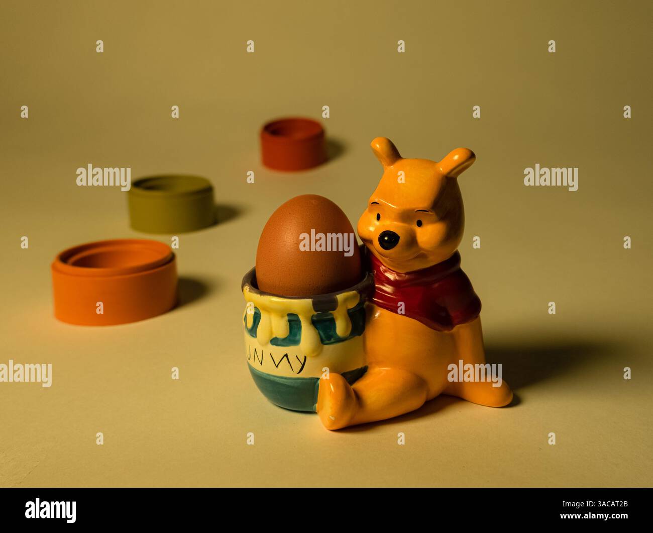 Winnie le porte-oeuf Ourson isolé sur fond lumineux Banque D'Images