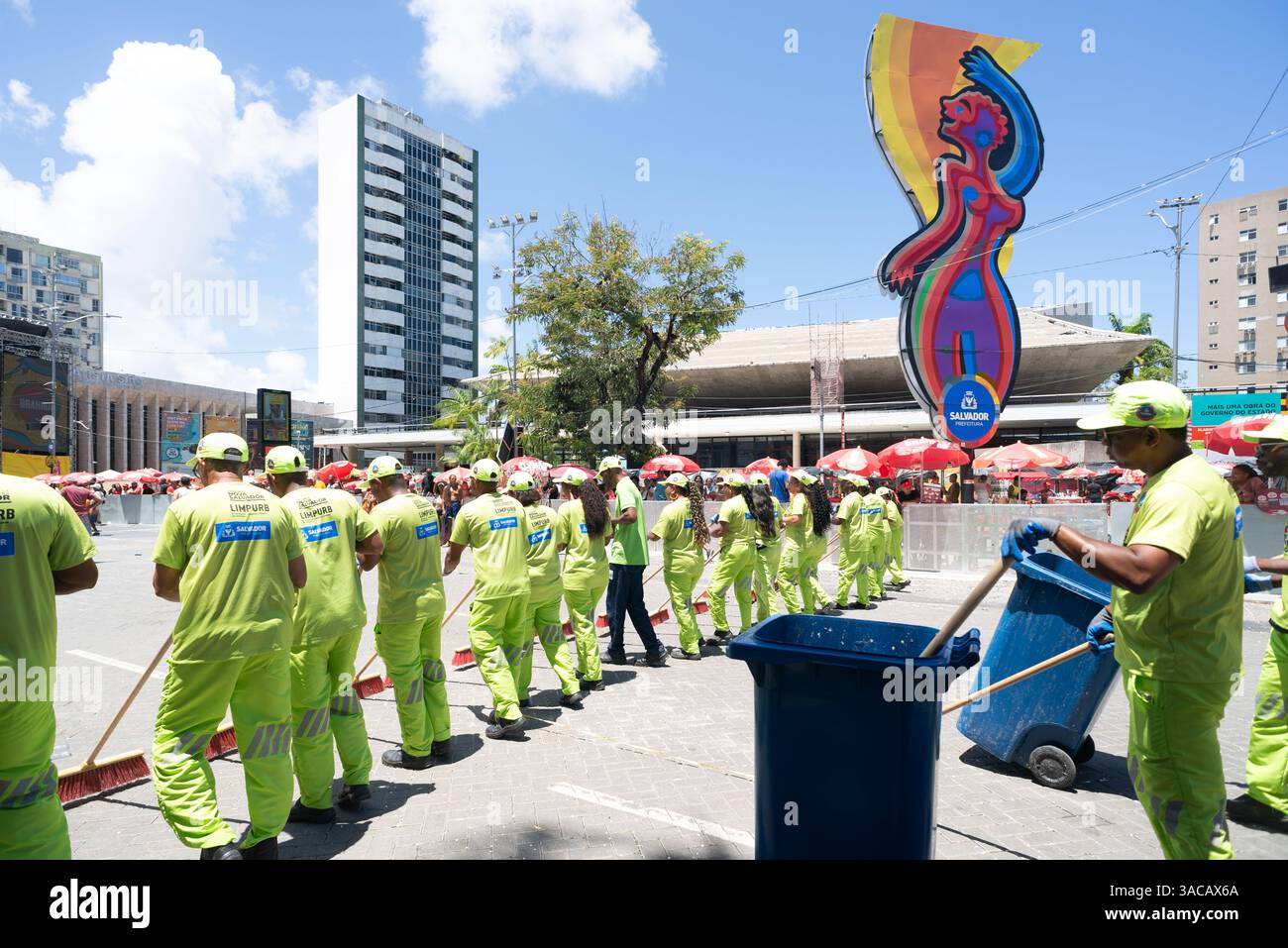 Salvador, Bahia, Brésil - 03 mars 2025 : le personnel de nettoyage se prépare à nettoyer le circuit du carnaval dans la ville de Salvador, au Brésil. Banque D'Images
