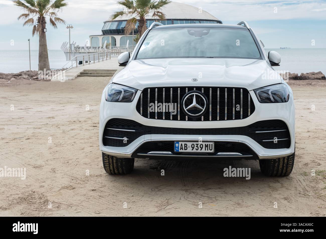 Vue de face de luxe Mercedes GLE avec 4x4 Drive hors route garé dans la rue. Blanc Mercedes-Benz GLE coupé garé en plein air sur la plage. Personne Banque D'Images Vue de face de luxe Mercedes GLE avec 4x4 Drive hors route garé dans la rue. Blanc Mercedes-Benz GLE coupé garé en plein air sur la plage. Personne Banque D'Images