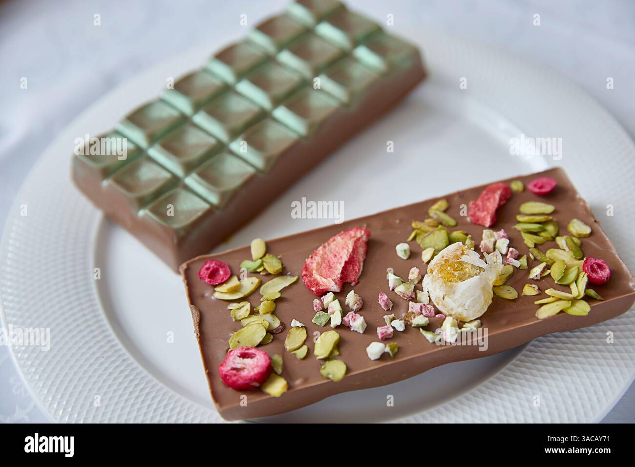 Chocolat Dubaï. Duo de barres chocolatées gourmandes décadentes, un délice de bonheur, met en valeur des teintes vibrantes, parfaites pour les menus, les blogs, ou la publicité delectabl Banque D'Images