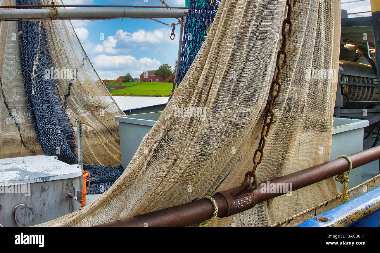 Côte de la mer du Nord : filets de pêche d'un vieux crevettier dans le port de Greetsiel en Frise orientale, Allemagne du Nord Banque D'Images