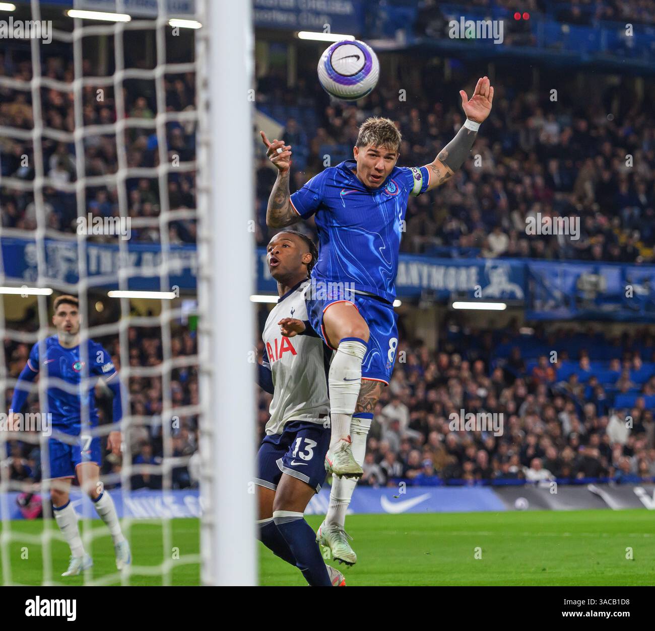 Londres, Royaume-Uni. 03rd Apr, 2025. Chelsea v Tottenham Hotspur - premier League - Stamford Bridge. Enzo Fernandez de Chelsea marque avec un en-tête à courte portée. Crédit photo : Mark pain/Alamy Live News Banque D'Images