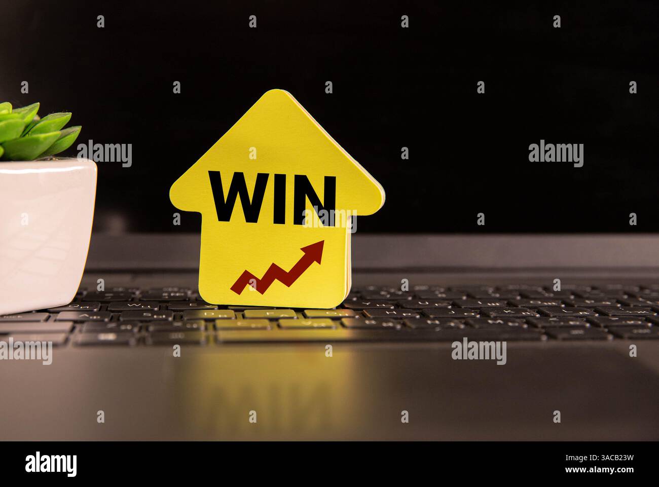 Participez pour gagner message écrit sur papier jaune déchiré déchiré avec fond brun. Entrez conceptuel pour gagner le symbole. Copier l'espace. Banque D'Images