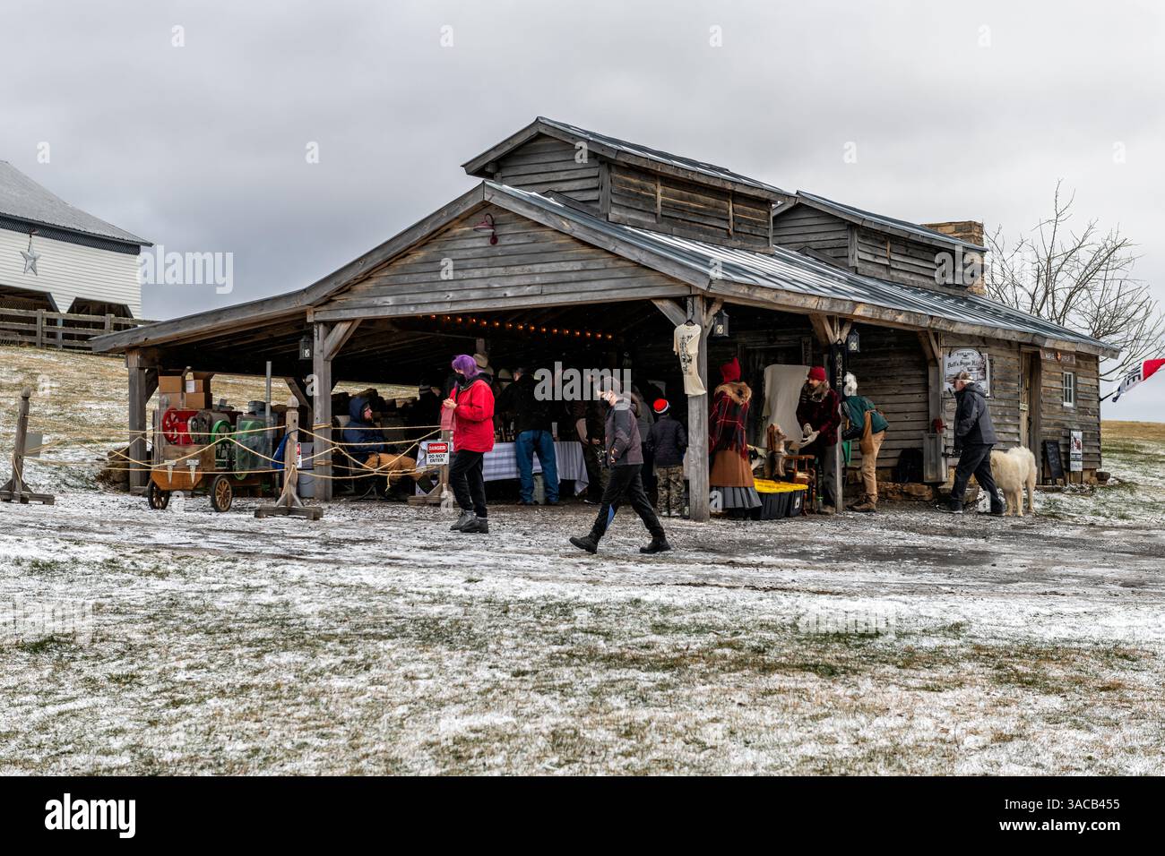 Monterey, États-Unis - 11 mars 2023 : ferme de sirop d'érable Duff's Sugar House dans le comté de Highland en Virginie, les gens magasinent au magasin de campagne Banque D'Images