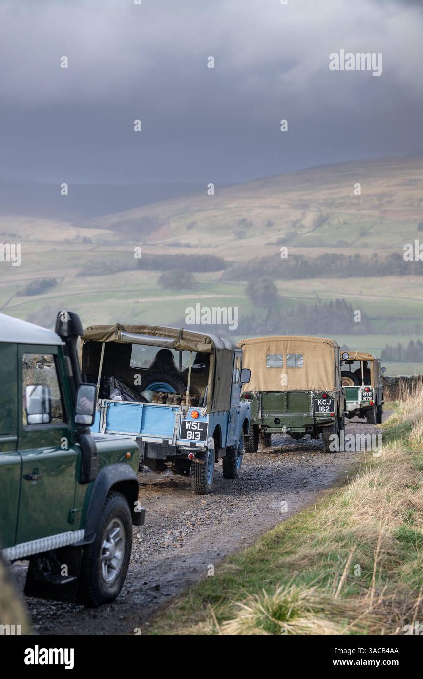 Land Rover vintage voyageant sur quelques rudes vertes dans le parc national des Yorkshire Dales près de Hawes, au Royaume-Uni. Banque D'Images