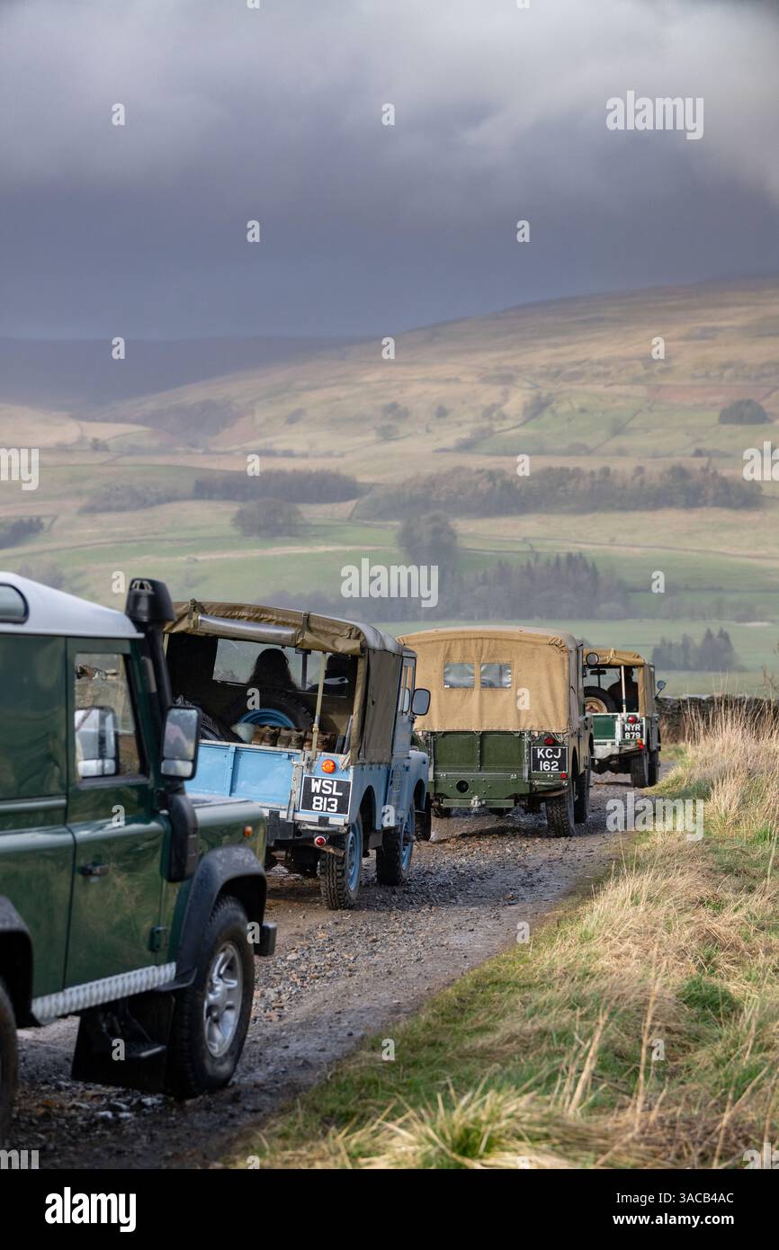 Land Rover vintage voyageant sur quelques rudes vertes dans le parc national des Yorkshire Dales près de Hawes, au Royaume-Uni. Banque D'Images