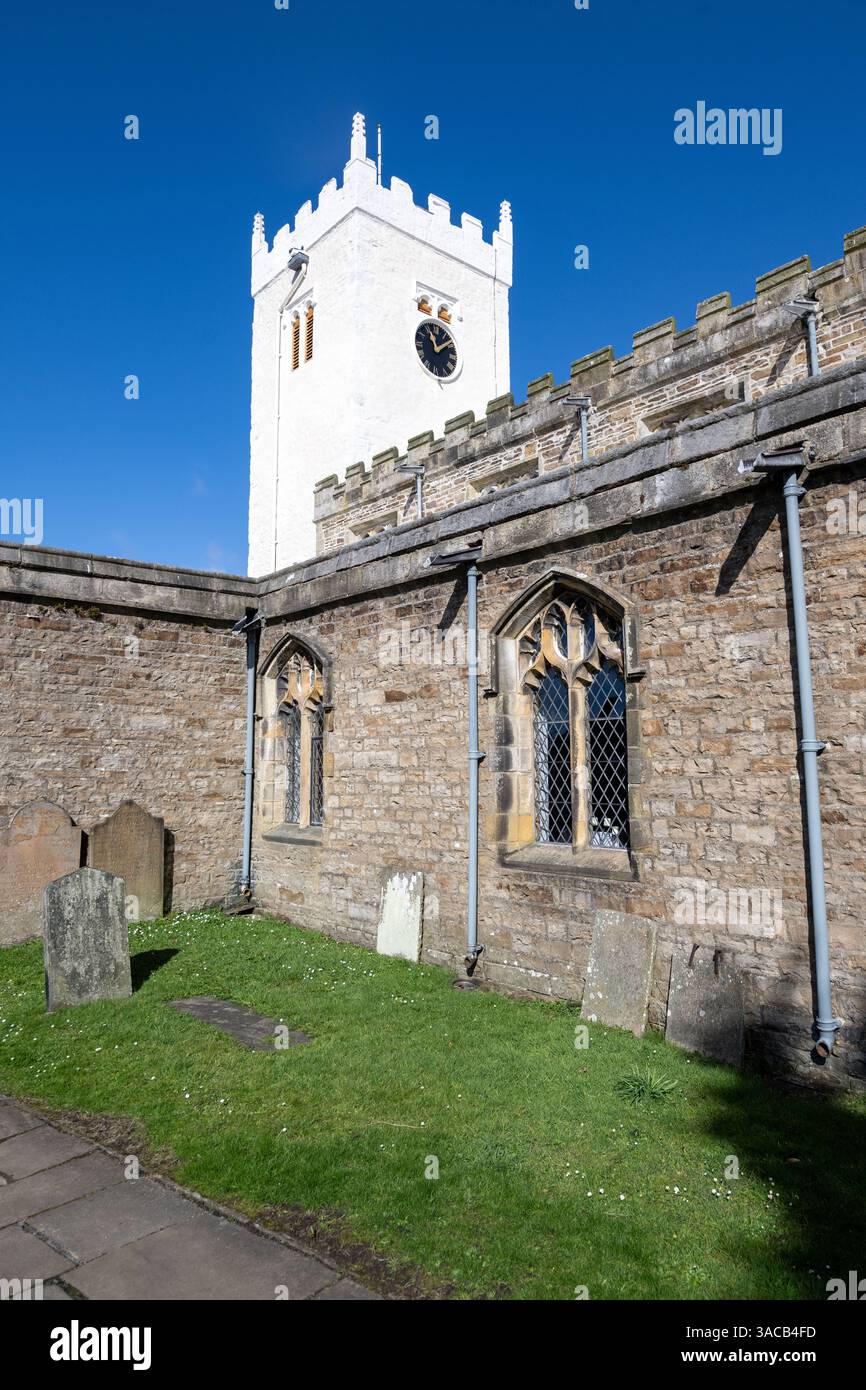 L'église paroissiale de St Oswalds à Askrigg, Wensleydale, avec sa tour blanche controversée récemment rénovée, qui était couverte de render et de limewas Banque D'Images