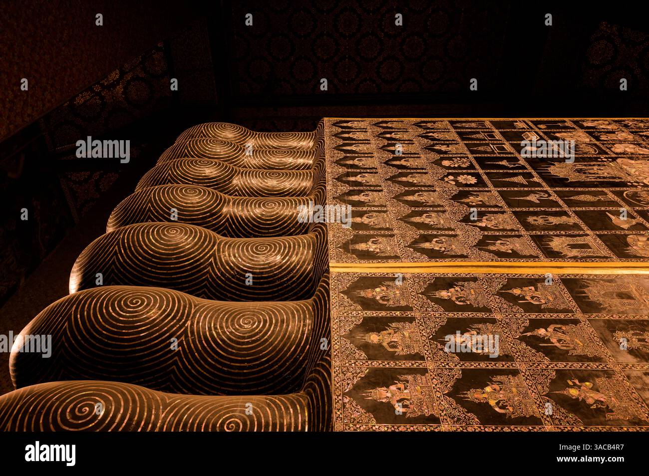 Détails nacre complexes sur les pieds du Bouddha couché à Wat Pho Banque D'Images