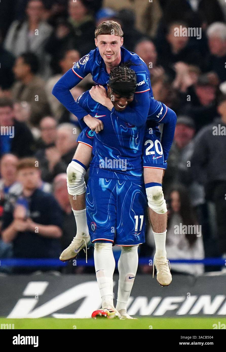 Cole Palmer de Chelsea (top) et Noni Madueke célèbrent la victoire après le match de premier League à Stamford Bridge, Londres. Date de la photo : jeudi 3 avril 2025. Banque D'Images