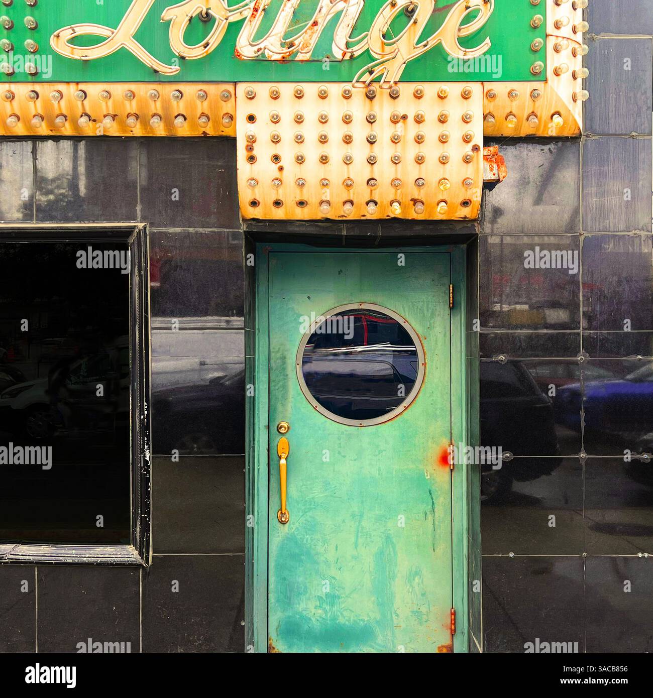 Un hublot vert menthe sous une chapiteau rétro marque l'entrée d'un salon Chicago de 1935. - Image de stock capturée avec un smartphone