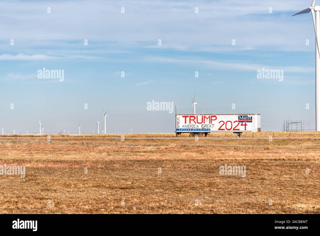 Ellsworth, États-Unis - 22 novembre 2022 : route du Kansas interstate i70 en direction de l'ouest avec un signe politique Trump sur le champ agricole à Smoky Hills Wind Farm turbines Banque D'Images