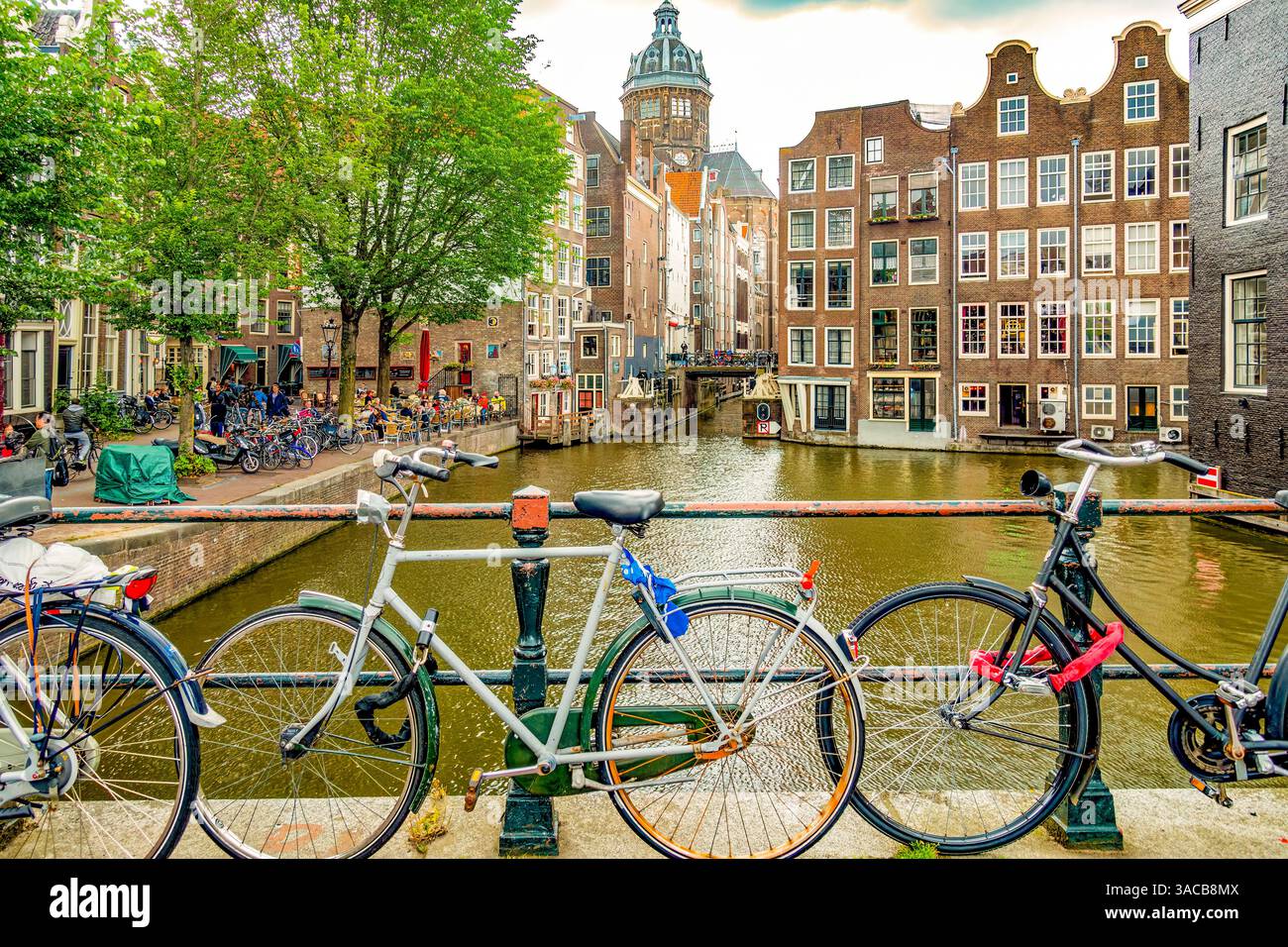 Amsterdam, pays-Bas. Vue paysagère grand angle de deux canaux fusionnant pour former un coin pour les bâtiments historiques. Banque D'Images