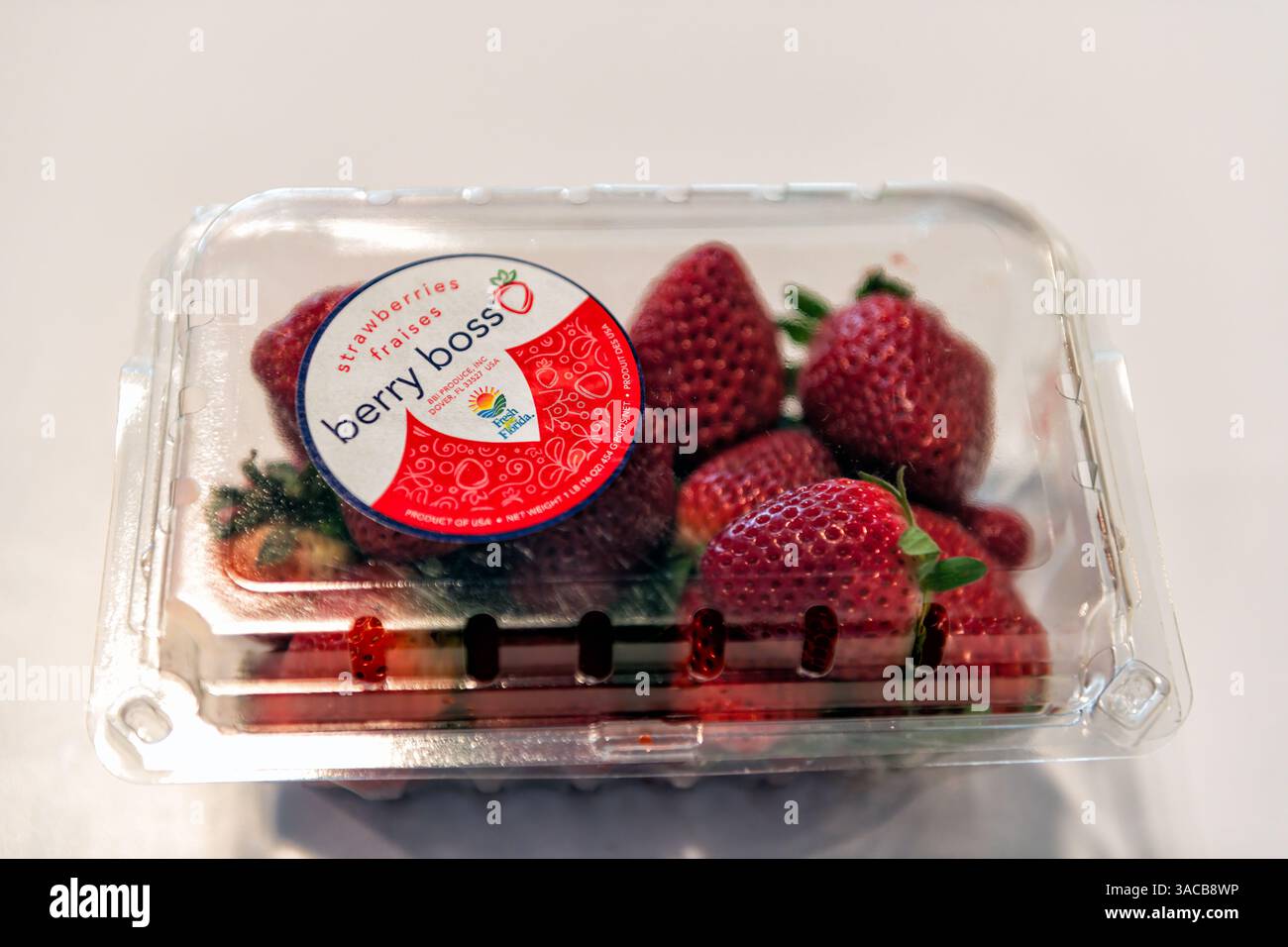 Destin, États-Unis - 7 mars 2023 : Storebuy Florida Red fraises Berry contenant en plastique avec étiquette de signe pour la marque de la société locale Berry Boss Banque D'Images