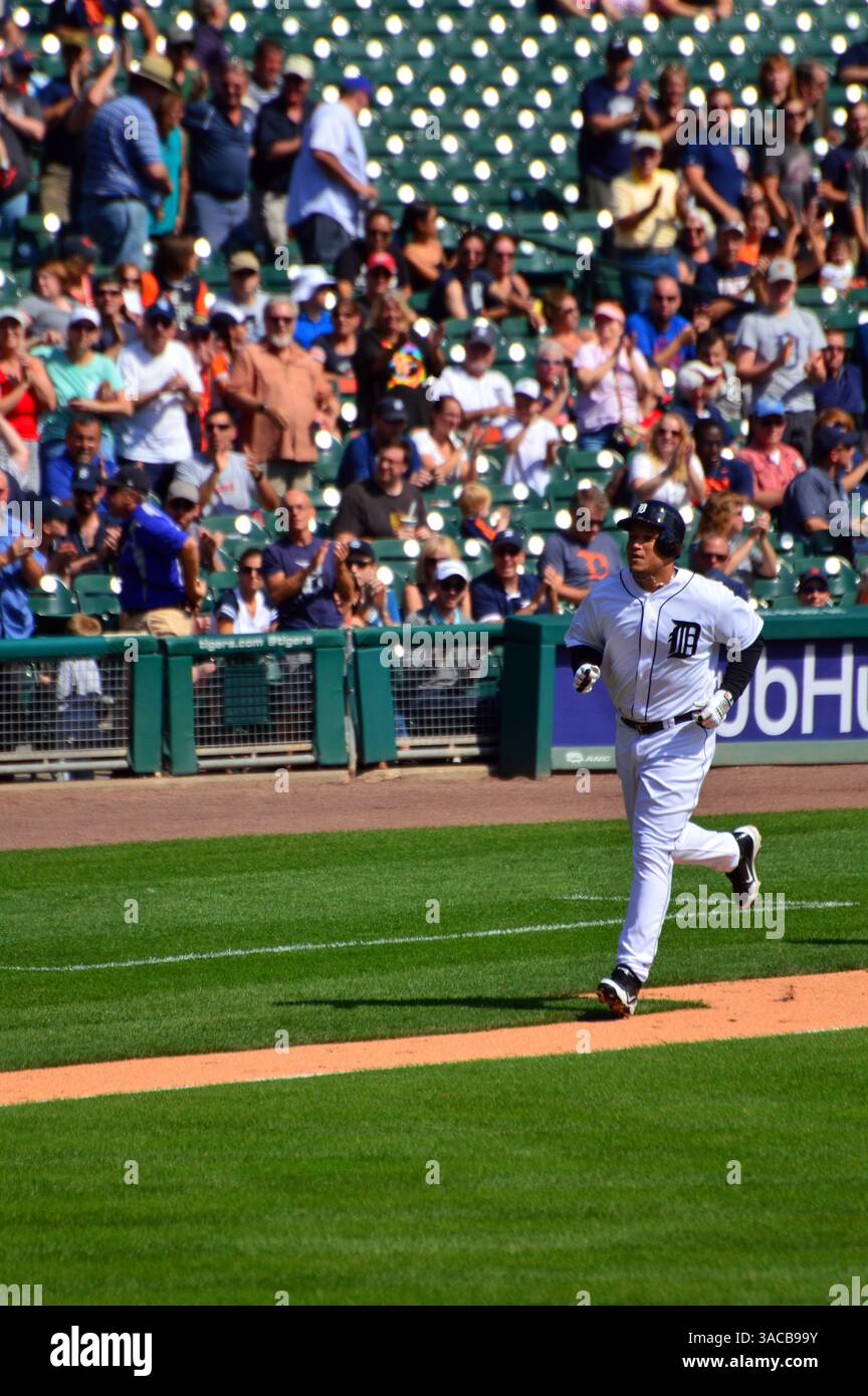 Miguel Cabrera, membre du Temple de la renommée, des Tigers de Detroit termine troisième après avoir frappé un circuit à domicile lors d'un match de baseball à Comerica Park Banque D'Images