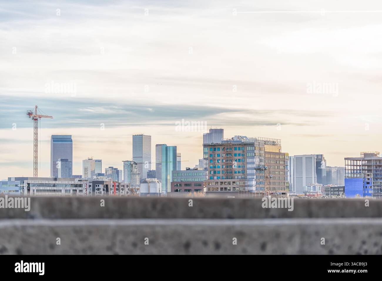 Denver, États-Unis - 22 novembre 2022 : route Colorado interstate i70 avec paysage urbain de Denver dans la ville moderne Banque D'Images