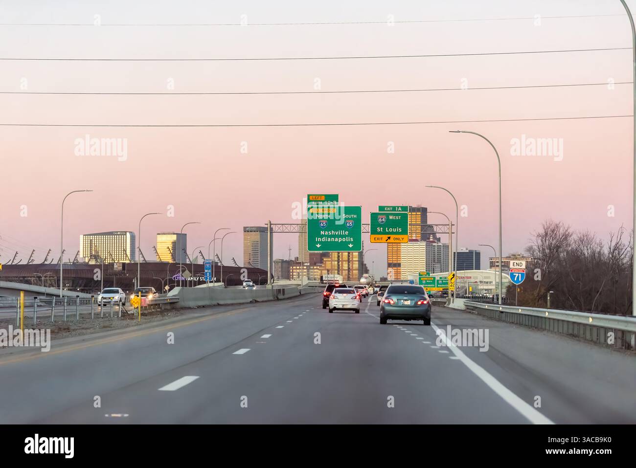 Louisville, États-Unis - 21 novembre 2022 : Kentucky City au coucher du soleil crépuscule nuit sombre avec un panneau sur l'interstate pour Nashville, Indianapolis et St Louis sortie Banque D'Images