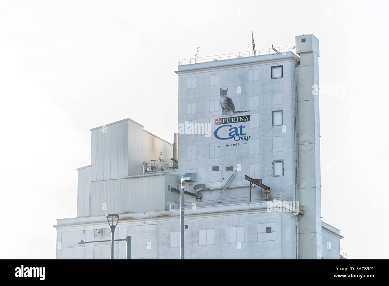 Denver, États-Unis - 22 novembre 2022 : Colorado centre-ville capitale avec extérieur de bureau de bâtiment et logo de symbole de chat pour Purina chat chow Banque D'Images