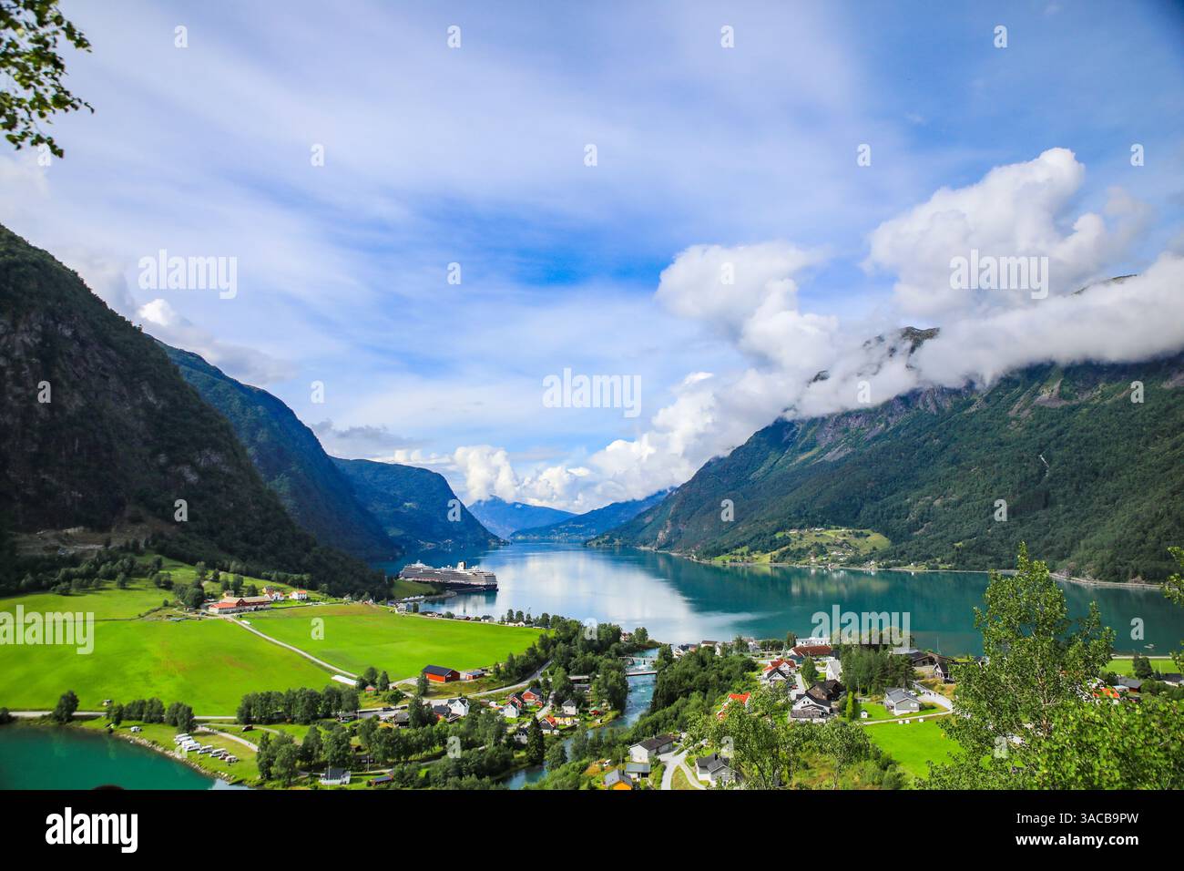 Skjolden, Norvège. Vue aérienne, fjord, bateau de croisière, village norvégien et granges rouges. Banque D'Images