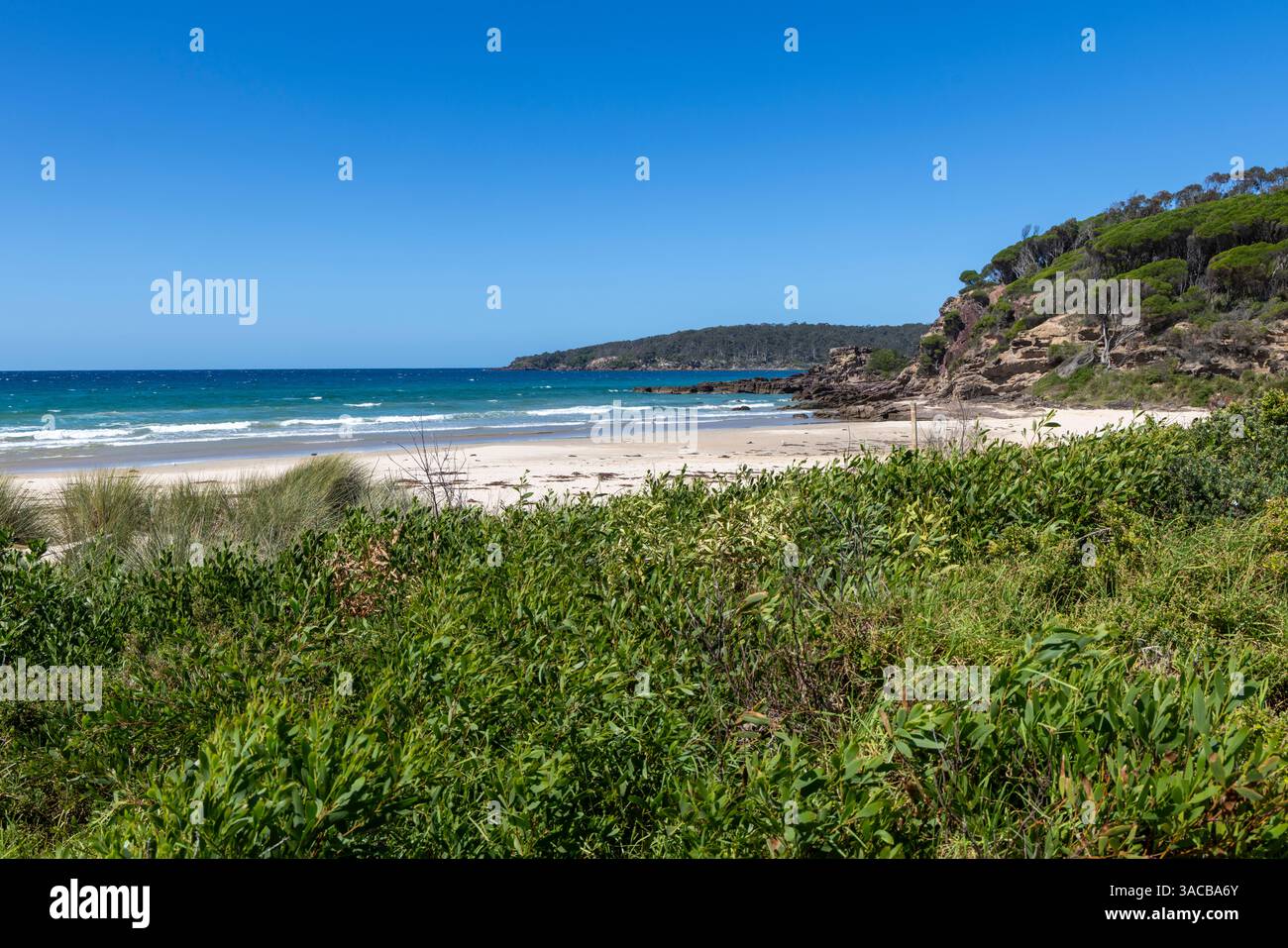 Plage de Pambula sur la côte australienne de saphir, ciel bleu jour d'automne, Merimbula, Nouvelle-Galles du Sud, Australie Banque D'Images