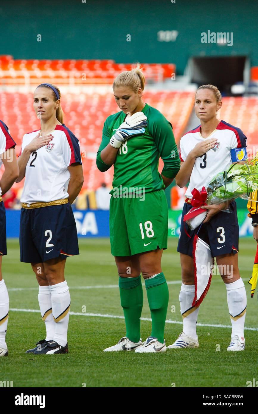 Les joueuses américaines Heather Mitts (2), Hope Solo (18) et la capitaine de l’équipe Christie Rampone (3) représentent l’hymne national avant un match amical international contre le Canada le 10 mai 2008 au RFK Stadium à Washington, DC. Utilisation commerciale interdite. (Photographie de Jonathan Paul Larsen / Diadem images) Banque D'Images