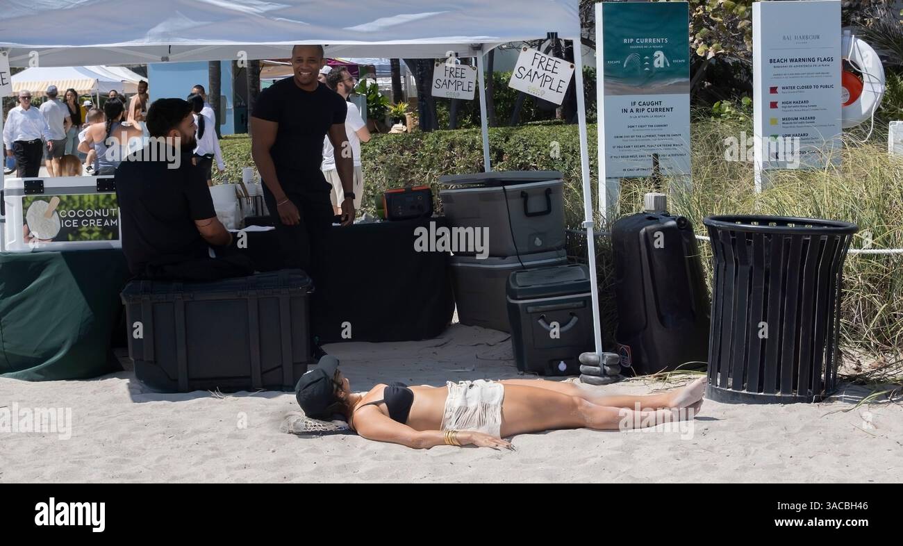 Martin Parr-style plage scène Bal Harbour, Miami, Floride, États-Unis Banque D'Images