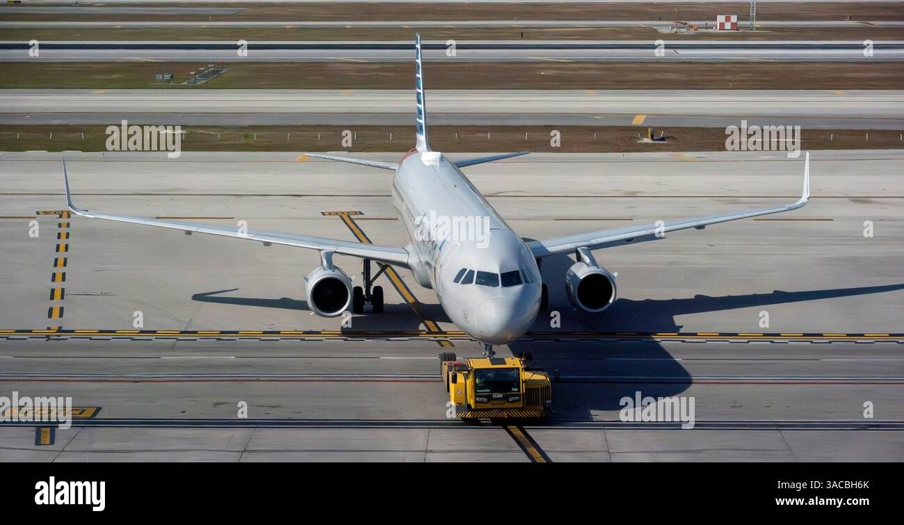 Avion de ligne remorqué dans un aéroport Banque D'Images