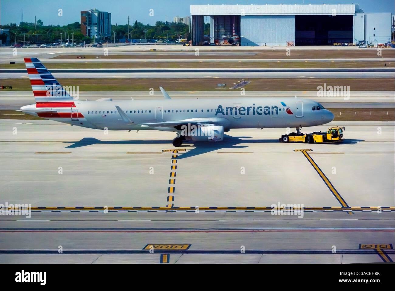 Avion American Airlines remorqué à l'aéroport Banque D'Images