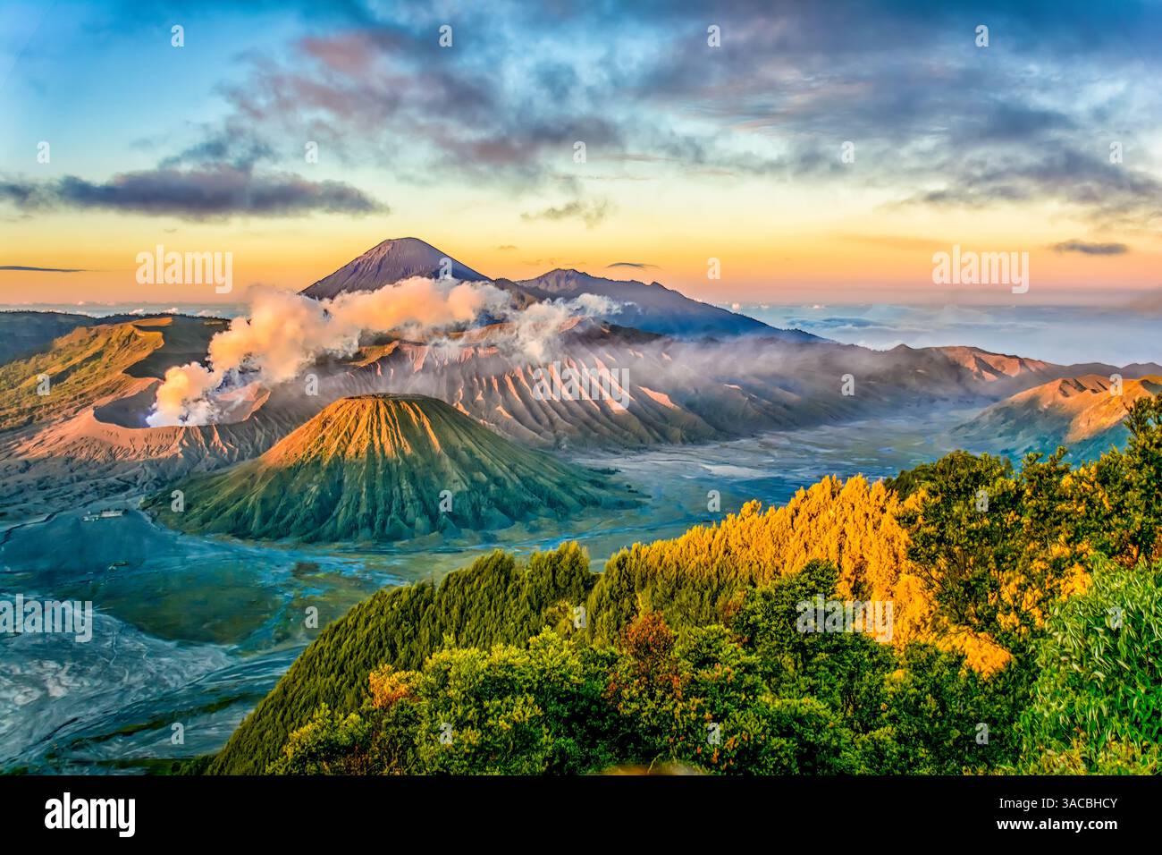 Bromo-National Park, Java, Indonésie. Vue panoramique grand angle au lever du soleil du mont bromo, un volcan actif et du mont Semeru, la plus haute montagne de Jav Banque D'Images