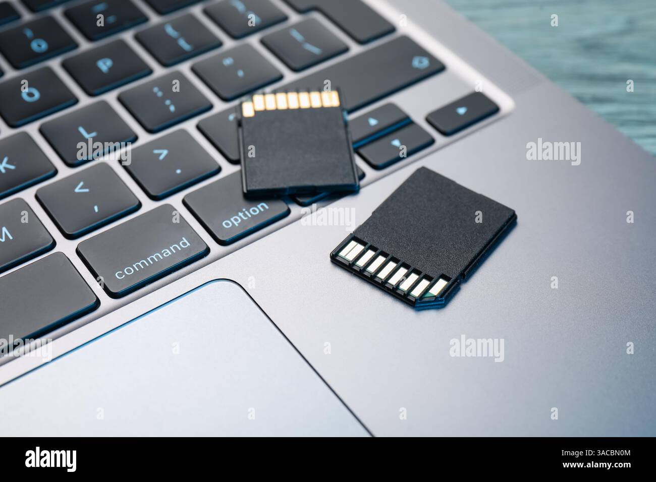 Cartes mémoire SD et ordinateur portable sur la table, gros plan Banque D'Images