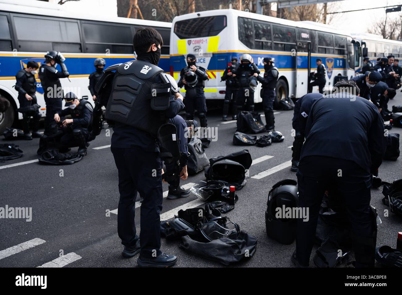 La police anti-émeute a mis un équipement de protection dans le centre de Séoul avant la décision de la Cour constitutionnelle sur la destitution du président Yoon Suk Yeol, Corée du Sud, le 4 avril 2025. Les autorités se sont préparées à de possibles troubles alors que les tensions étaient vives sur la déclaration controversée de Yoon de la loi martiale en décembre. (Photo par Ifang Bremer/Alamy Live News) Banque D'Images